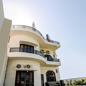 Hotel O M H Grand